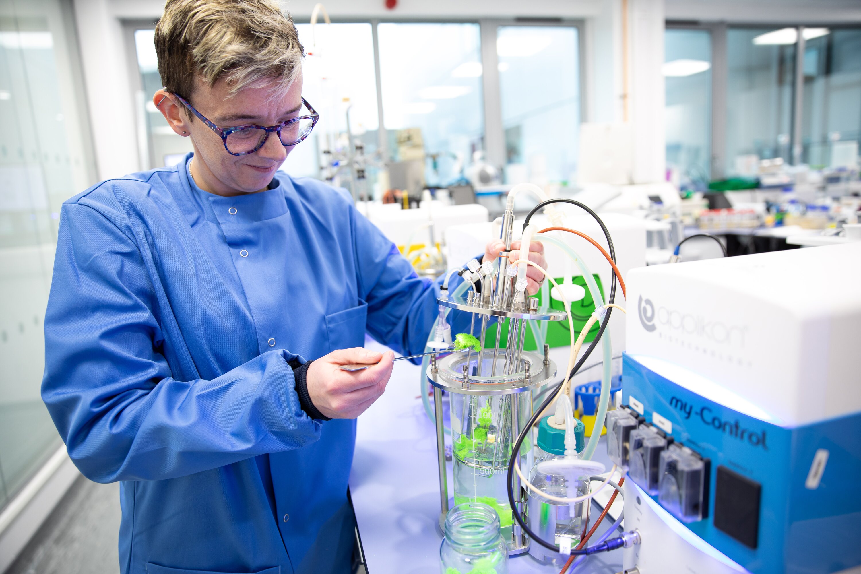 Sau máy nghiền nhựa có thể là một “hệ tiêu hóa” enzyme: Hai catalyst sinh học xử lý PET, PBAT và TPU trong cùng reactor