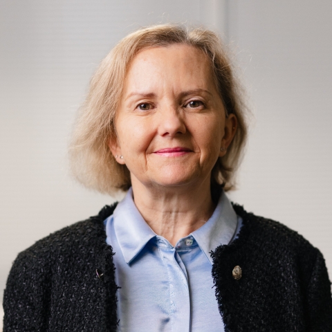 Head shot portrait of Fiona Hnatow - Chief People Officer