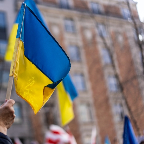 Hand holding Ukrainian flag - Photo by Anastasiia Krutota on Unsplash