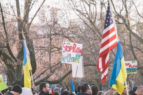 Ukrainian and American flag - Photo by Gayatri Malhotra on Unsplash