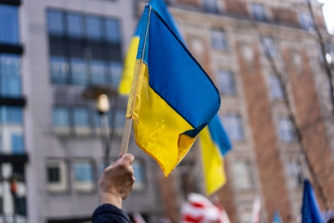 Hand holding Ukrainian flag - Photo by Anastasiia Krutota on Unsplash