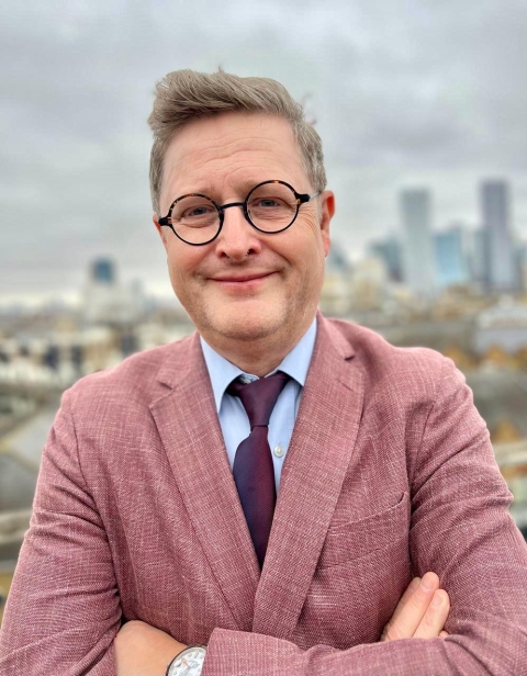 Headshot of Professor Simon Holmes