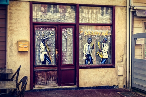 Illustrations of jazz players on the windows of an outside café
