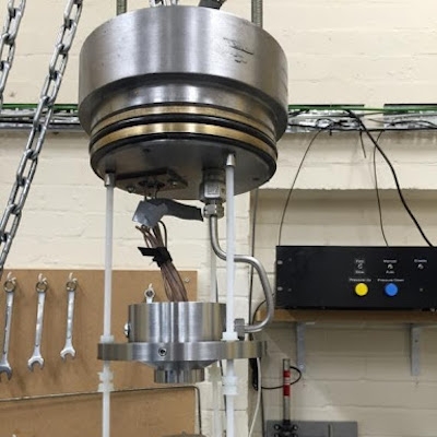 Sample assembly of the large bore hydrostatic pressure