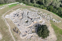 The students at Nuraghe of Genna Maria, Villanovaforru. Photo by Valentina Pintus. 
