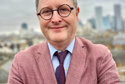 Headshot of Professor Simon Holmes